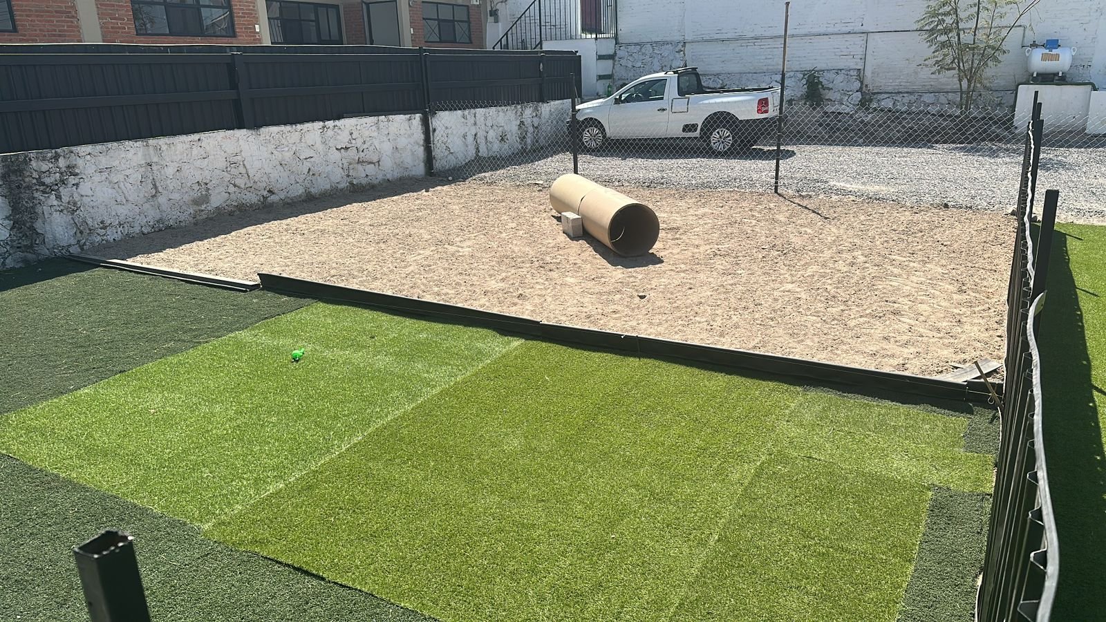 Pasto sintético y túneles