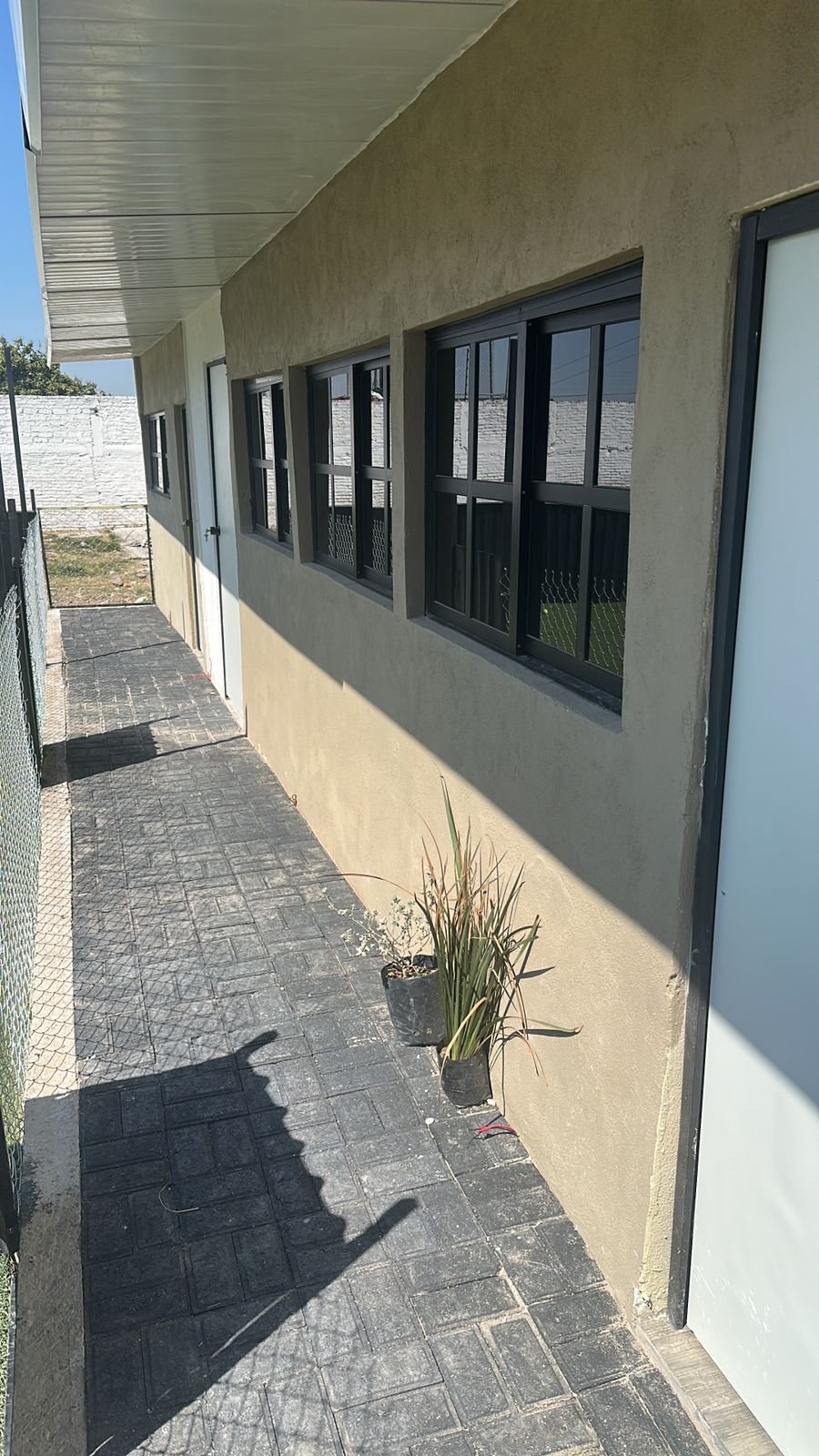 Pasillo exterior seguro